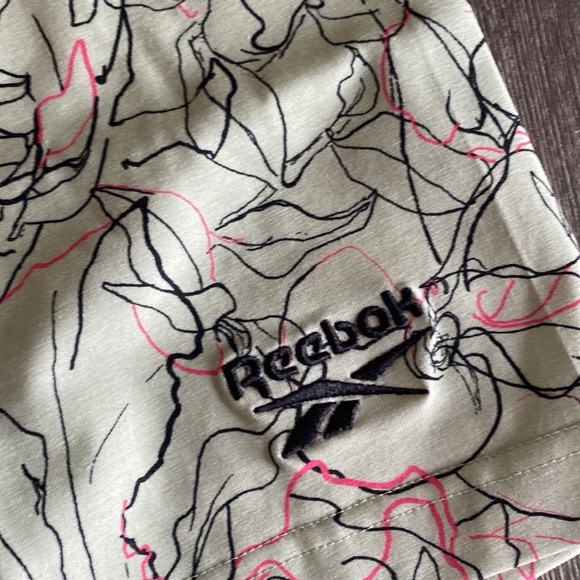 Reebok Classics Contour Floral Print Legging Women Shorts HB8623 - Small - Picture 6 of 8